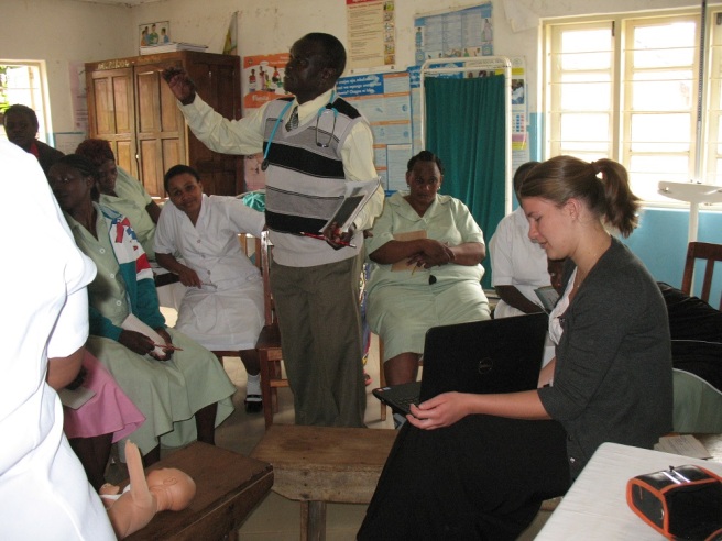 Dr. Shibanda nutzt das Seminar, um die anwesenden Schwangeren vor den Gefahren von Kräutermedizin zur Geburtseinleitung zu warnen